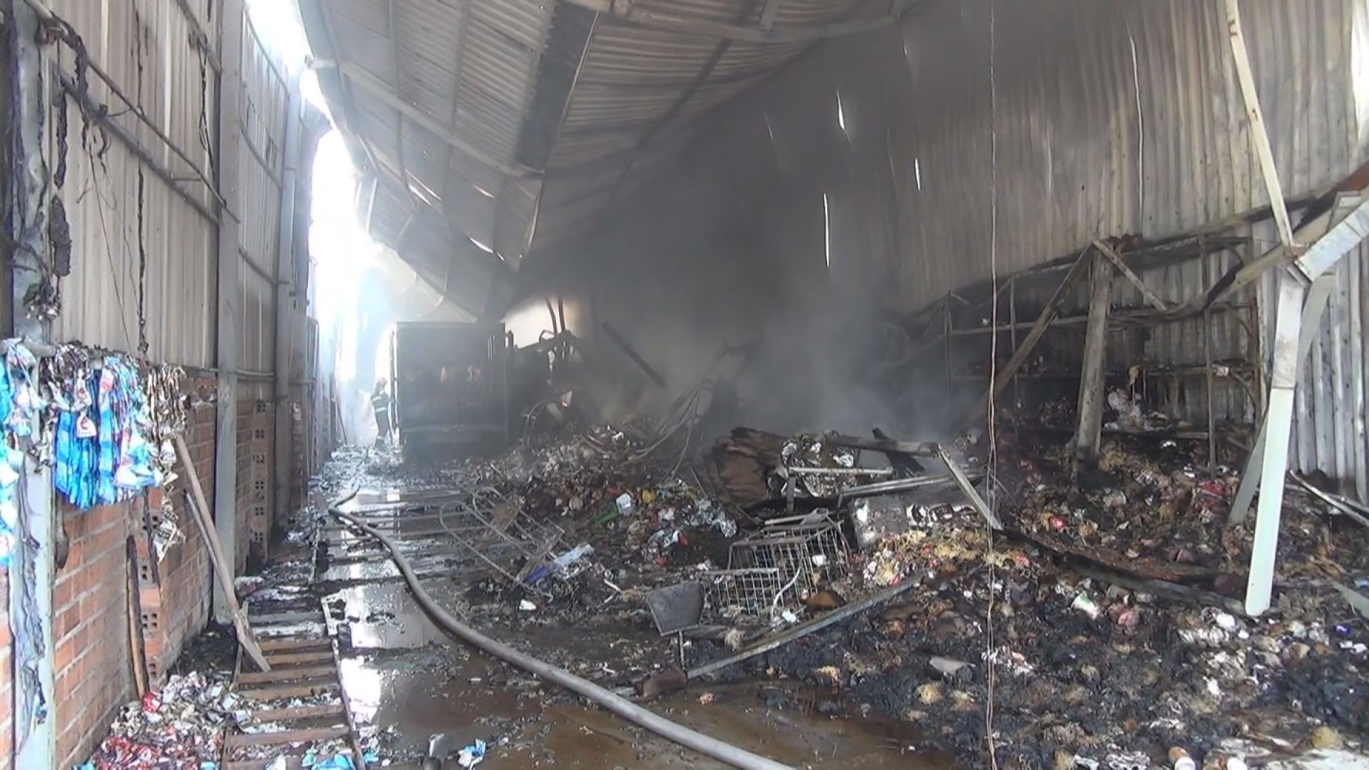 Dot chay kho hang anh 1