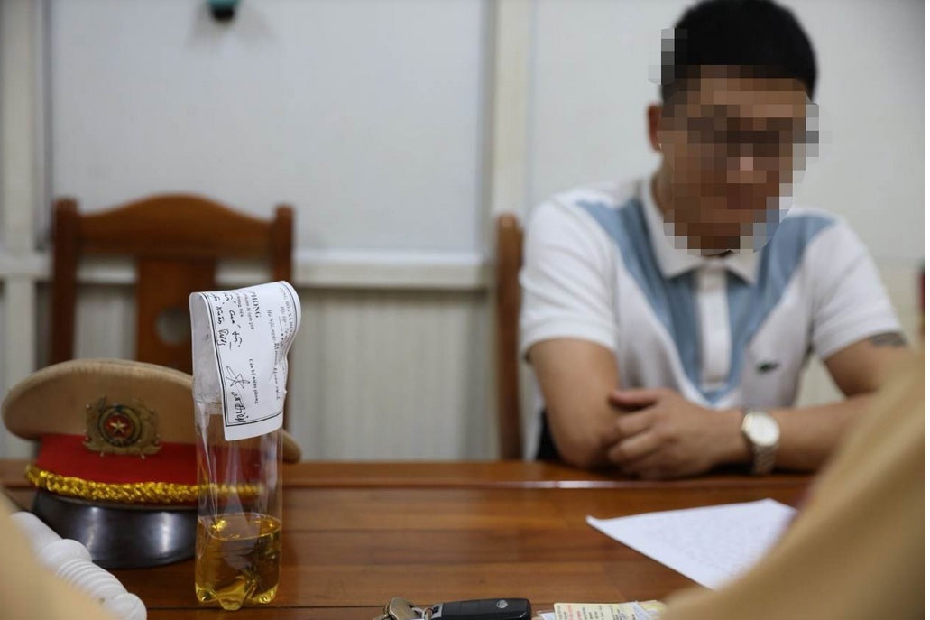 Tai xe su dung thuoc phien van lai xe cho 10 khach hinh anh