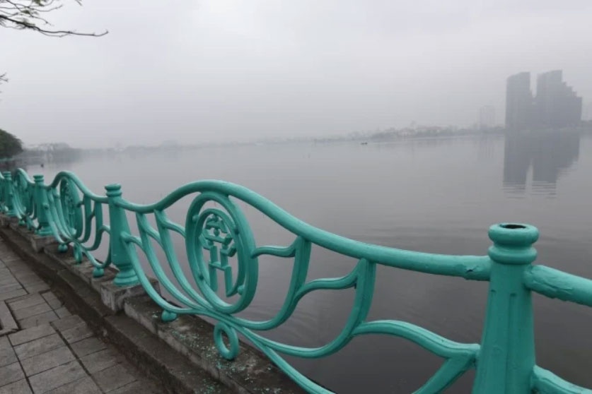 Cong an Ha Noi dieu tra vu 1.500 qua cau lan can ven Ho Tay bien mat hinh anh