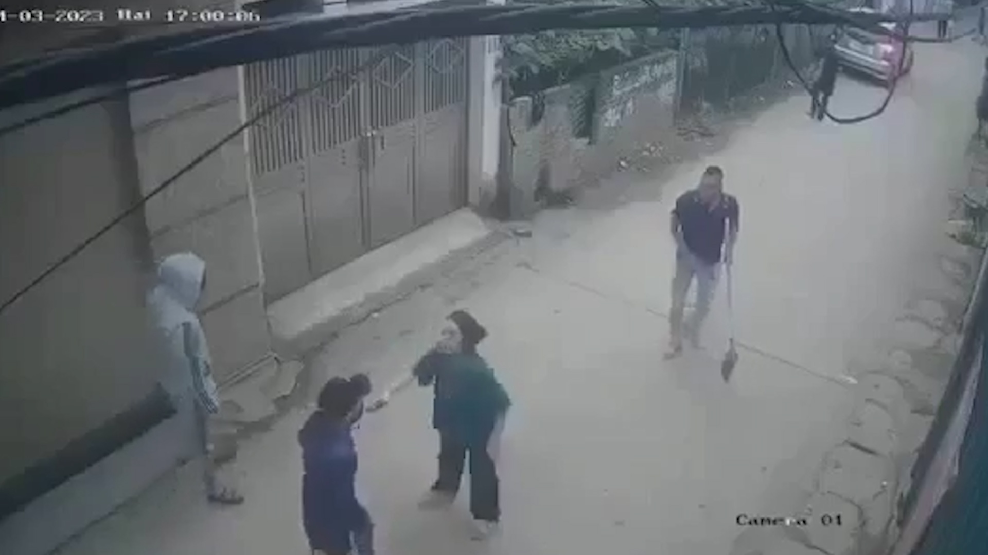 Camera ghi canh nguoi dan ong bi chem lia tay hinh anh