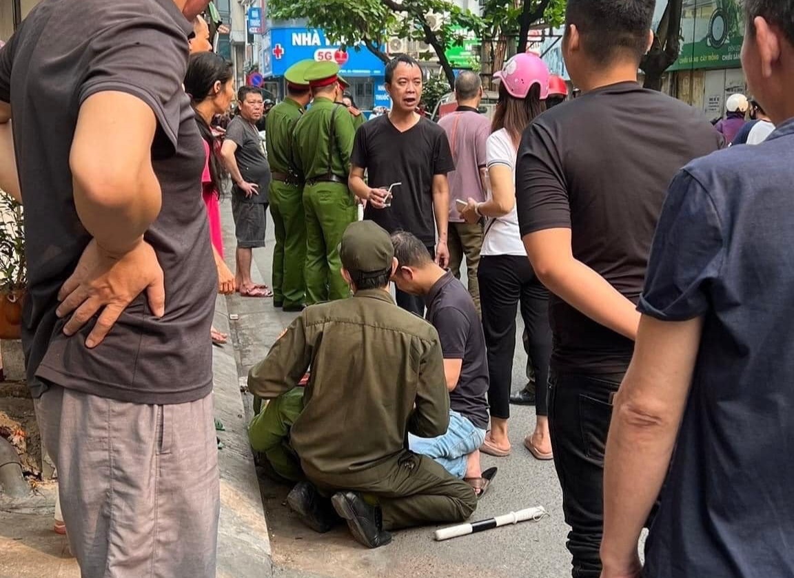 Canh sat bi tai xe oto hat vang len nap capo hinh anh