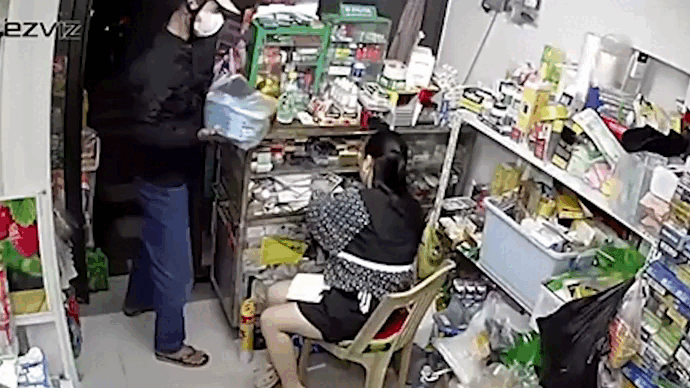 Nguoi phu nu bi do son vao dau hinh anh