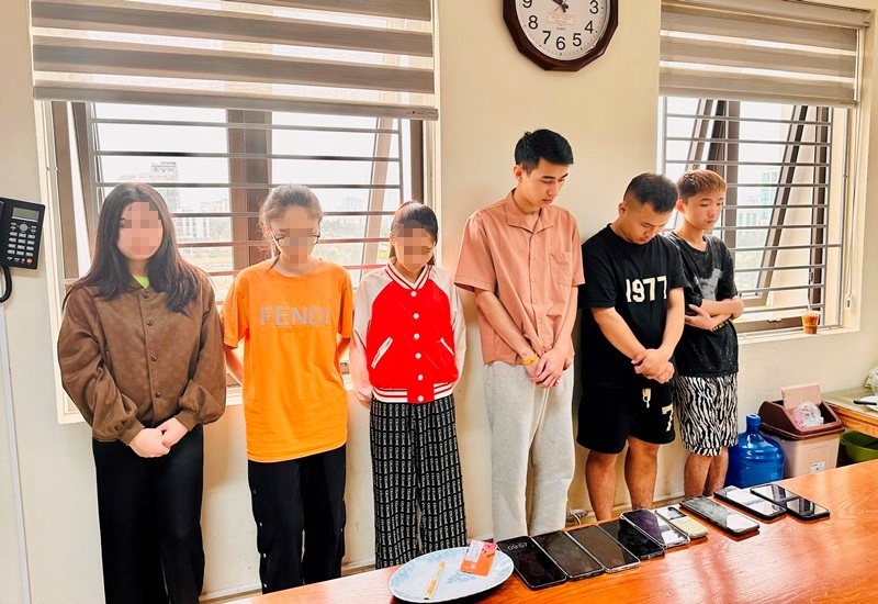 3 co gai du tiec ma tuy cung nhom thanh nien trong phong tro hinh anh