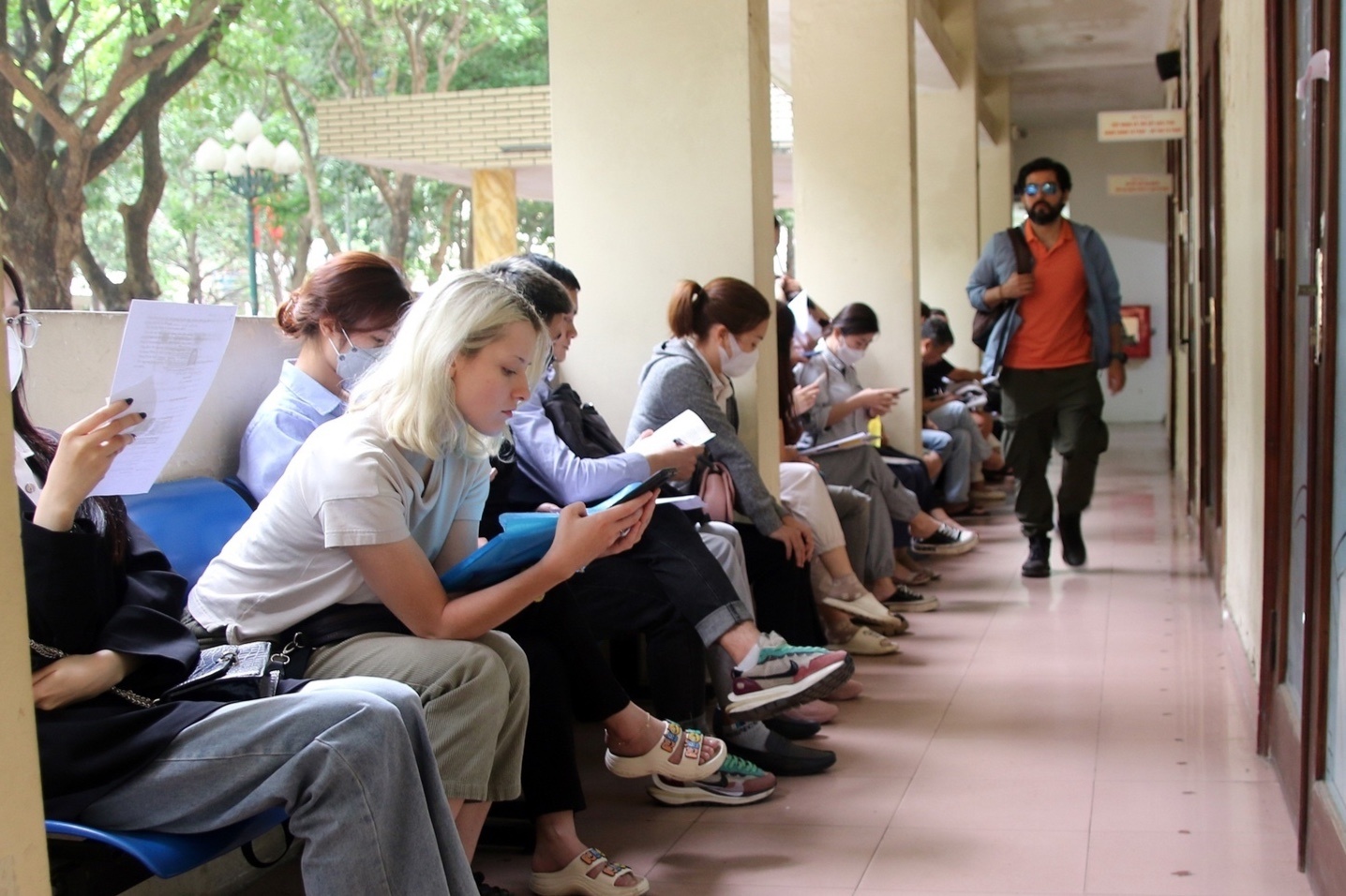 Canh xep hang xin ly lich tu phap o Ha Noi hinh anh