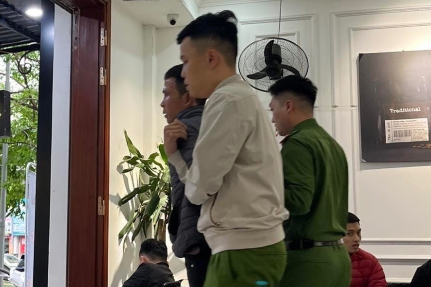 Khach uong ca phe bat giu nghi pham trom dien thoai hinh anh