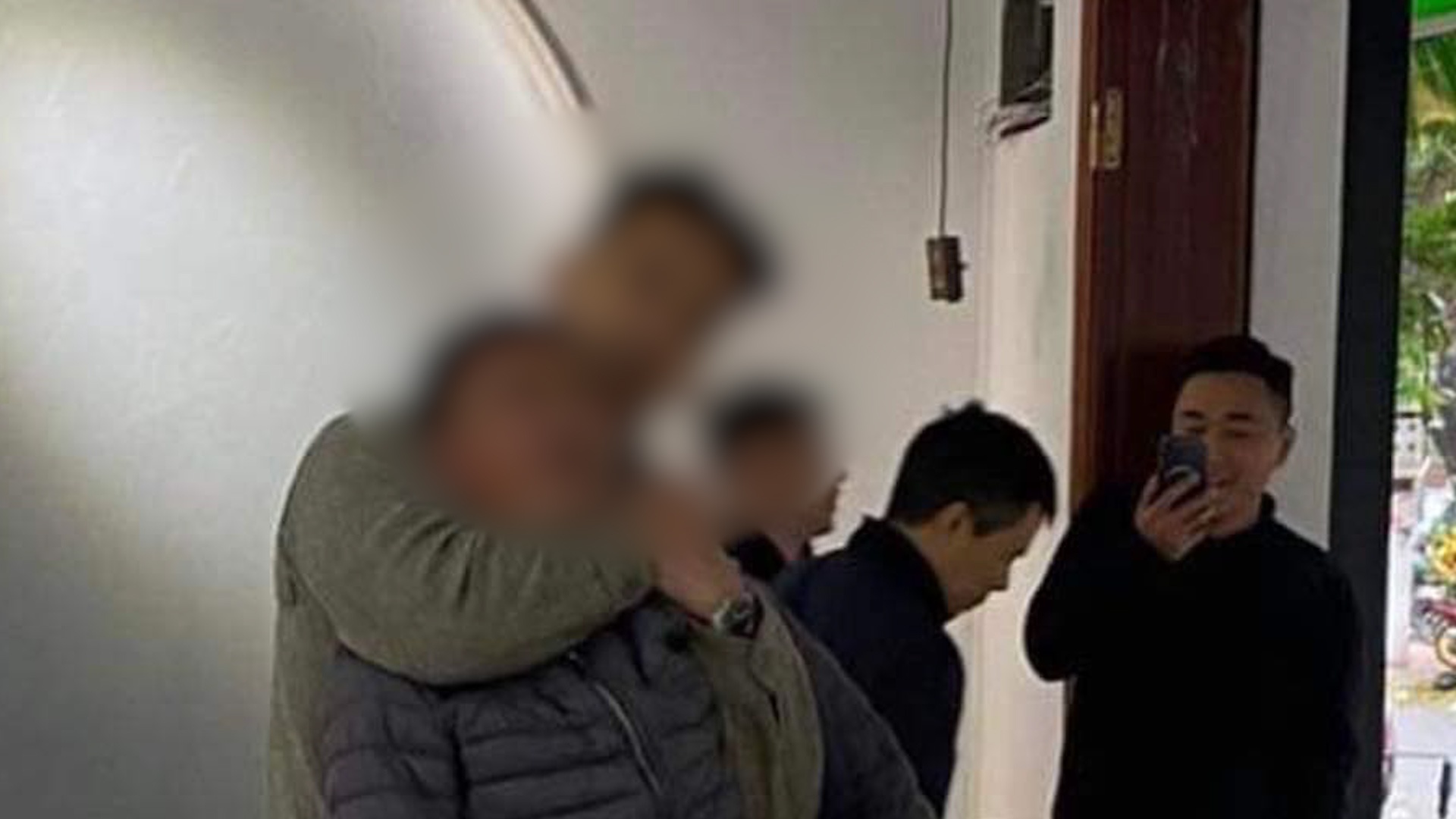 Camera ghi canh khach uong ca phe bat giu nghi pham trom dien thoai hinh anh