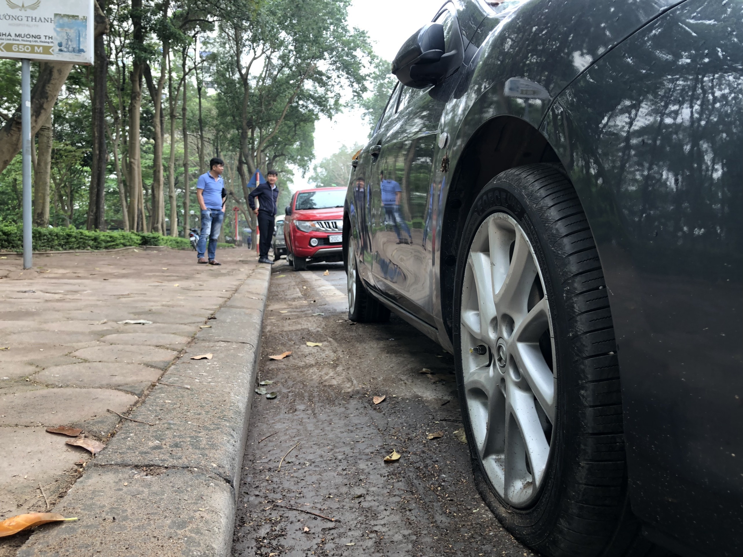 Chọc thủng lốp ôtô ảnh 1 Choc thung lop oto anh 1