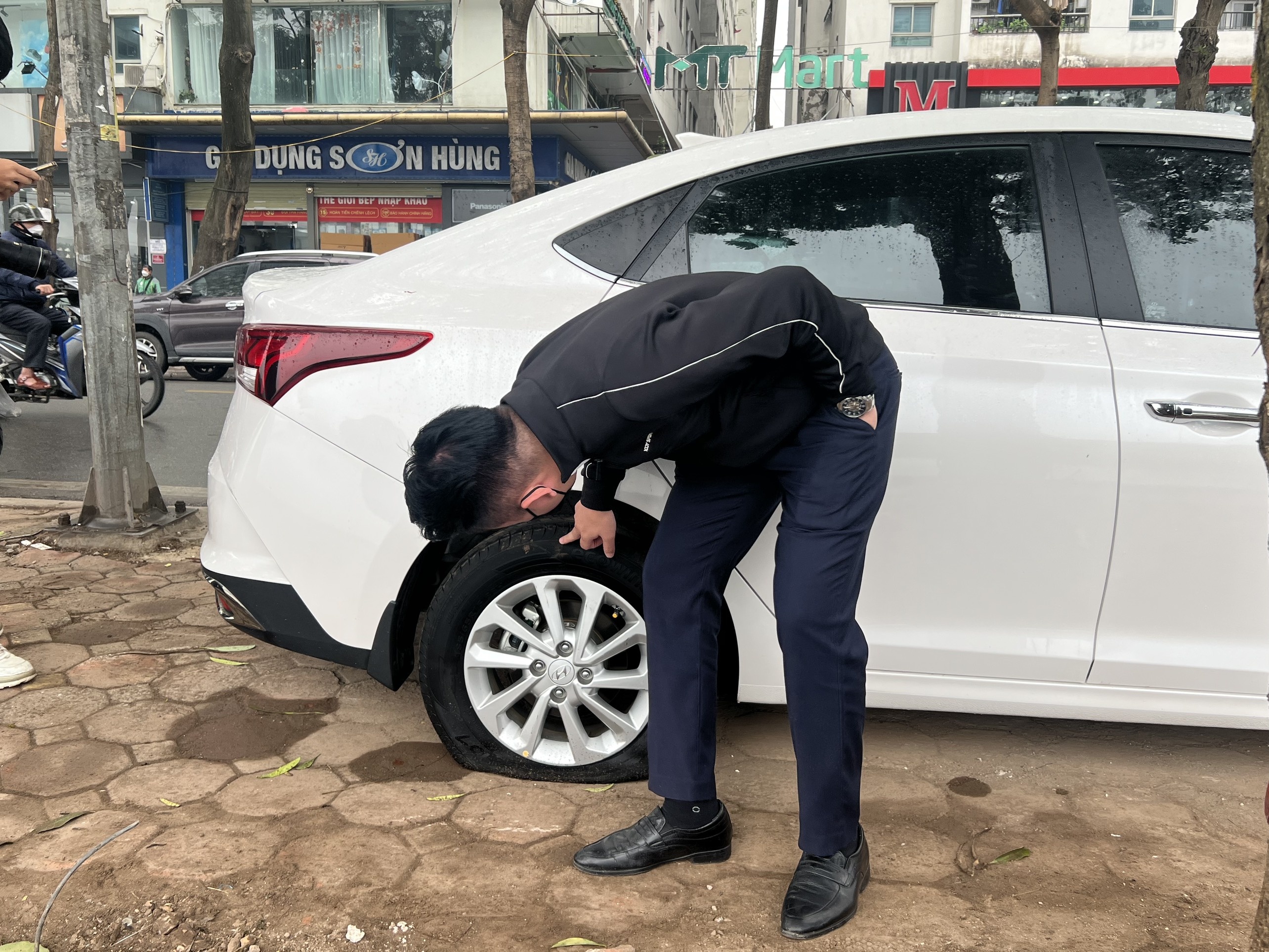 Ôtô bị chọc thủng lốp ảnh 1 Oto bi choc thung lop anh 1