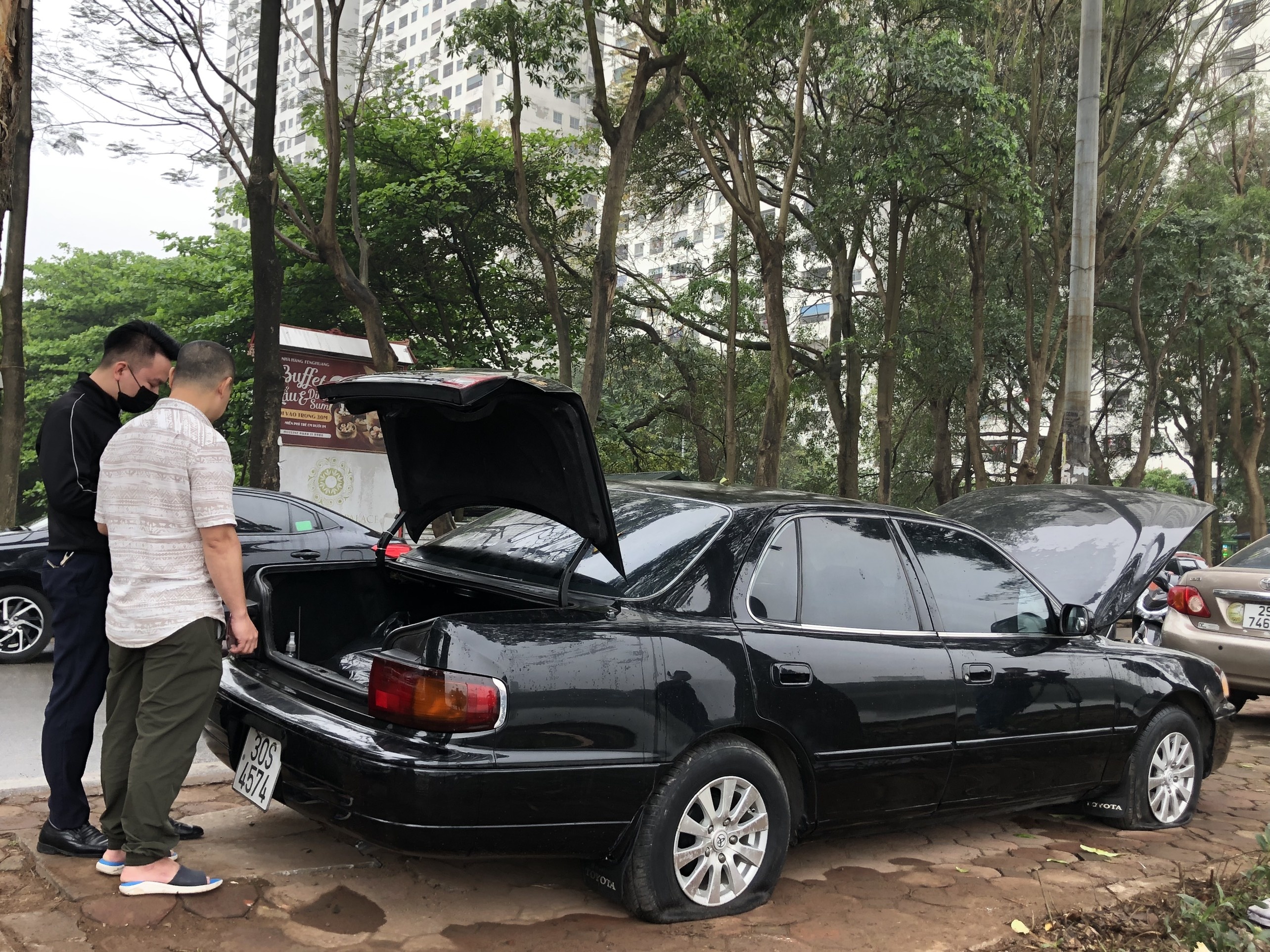 Chọc thủng lốp ôtô ảnh 2 Choc thung lop oto anh 2
