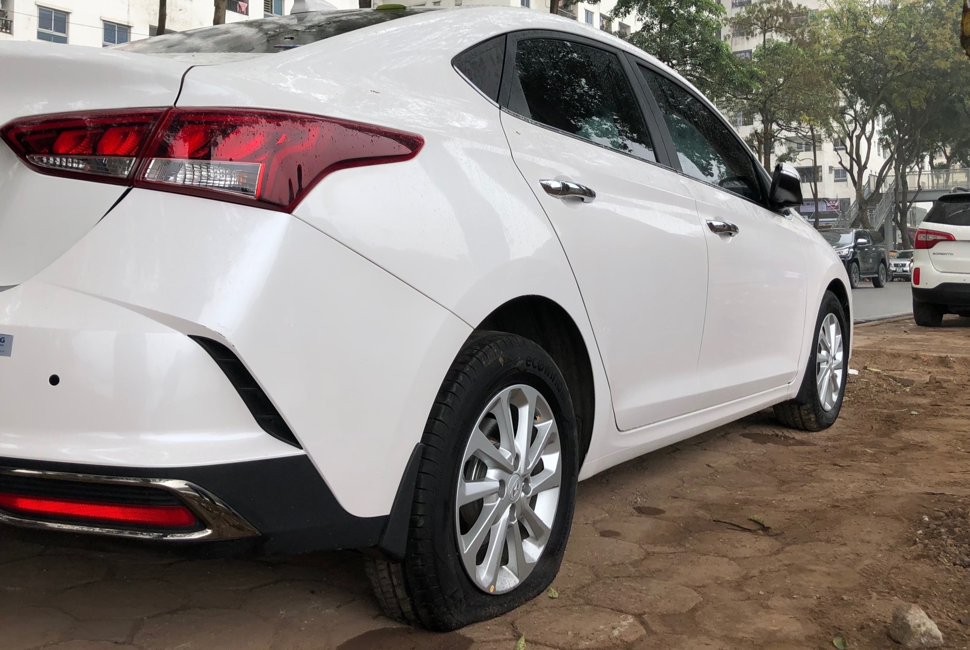 Can cu khoi to vu hang loat oto bi thung lop o Linh Dam hinh anh