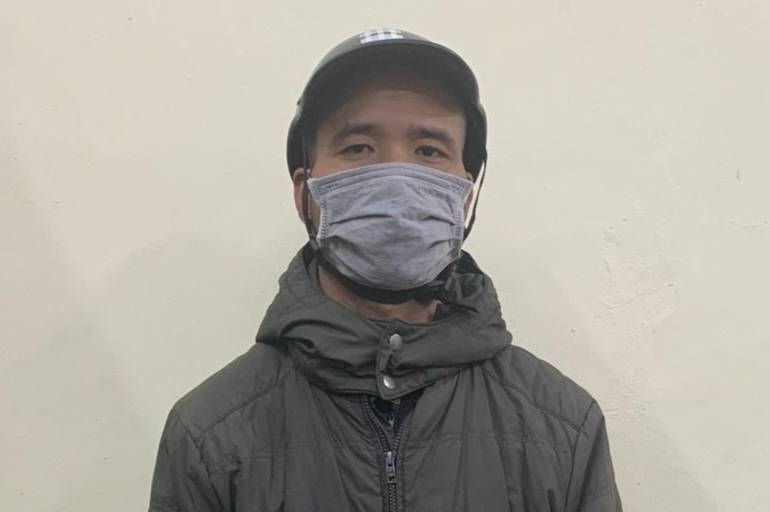 Nguoi dan ong khieu dam truoc cong truong Dai hoc Thuong mai hinh anh