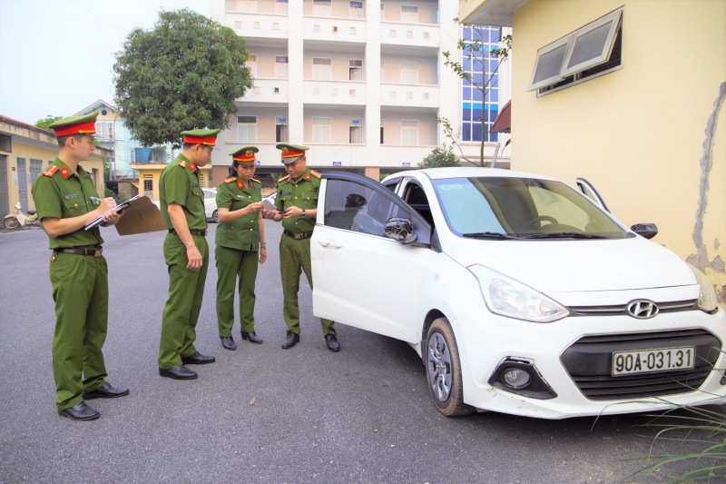 Bat giu nghi pham siet co tai xe, cuop taxi o Phu Ly hinh anh