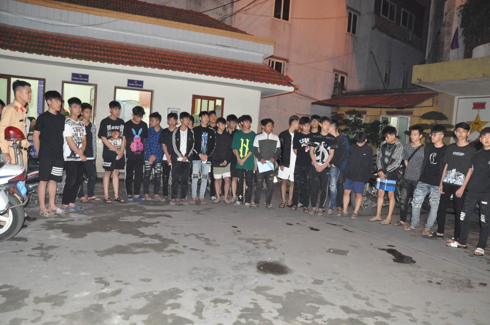 Tom gon 100 quai xe anh 1