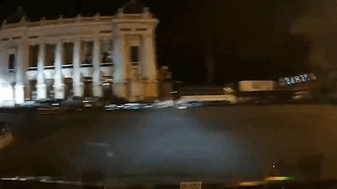 Camera gan tren oto ghi canh drift truoc Nha hat Lon hinh anh