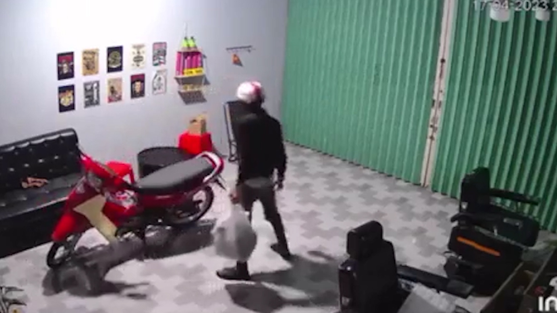 Trom luc loi, lay nhieu tai san o tiem cat toc hinh anh