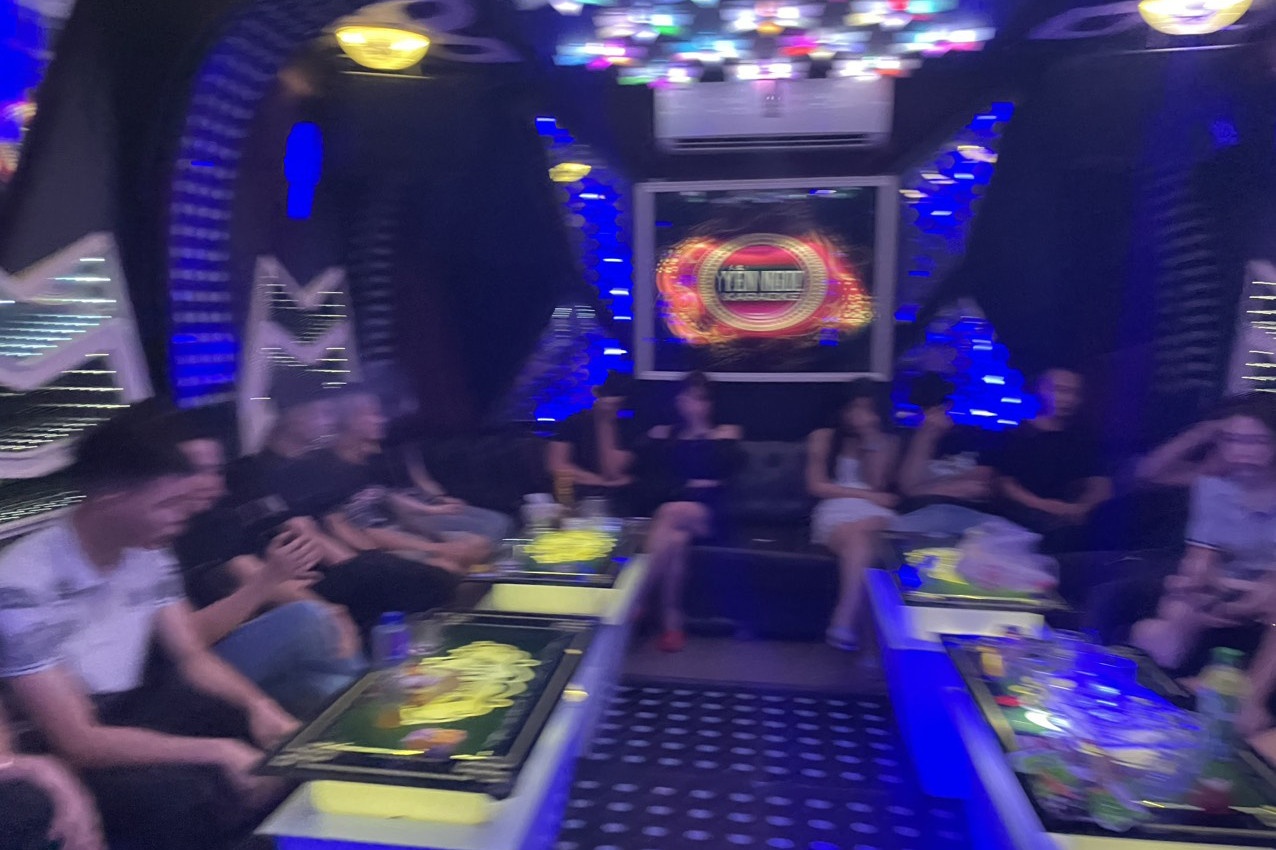 20 thanh nien thue phong karaoke de mo tiec ma tuy hinh anh