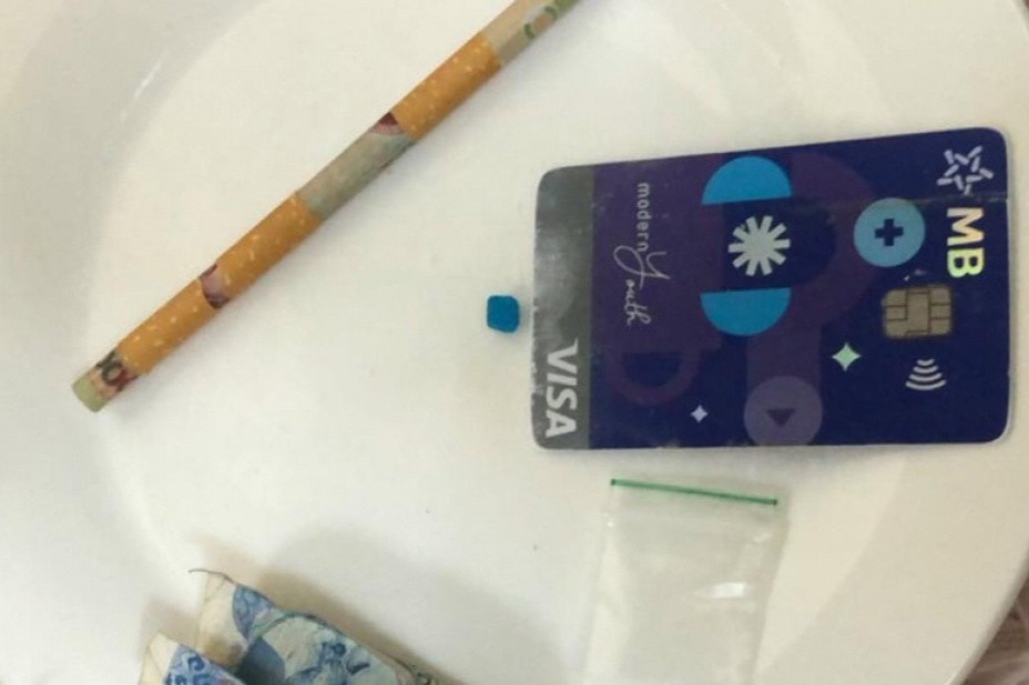 Doi nam nu thue can ho chung cu cho nguoi nghien tu tap bay lac hinh anh