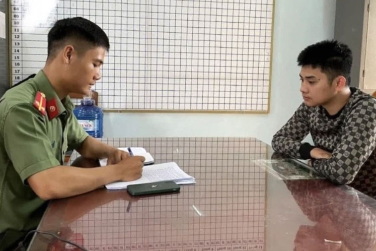 Xu phat nam thanh nien chup anh mac quan phuc dang len mang hinh anh