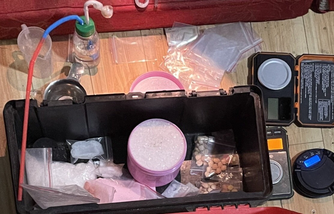 Bi bat giu khi tang tru trai phep hon 2,1 kg ma tuy hinh anh