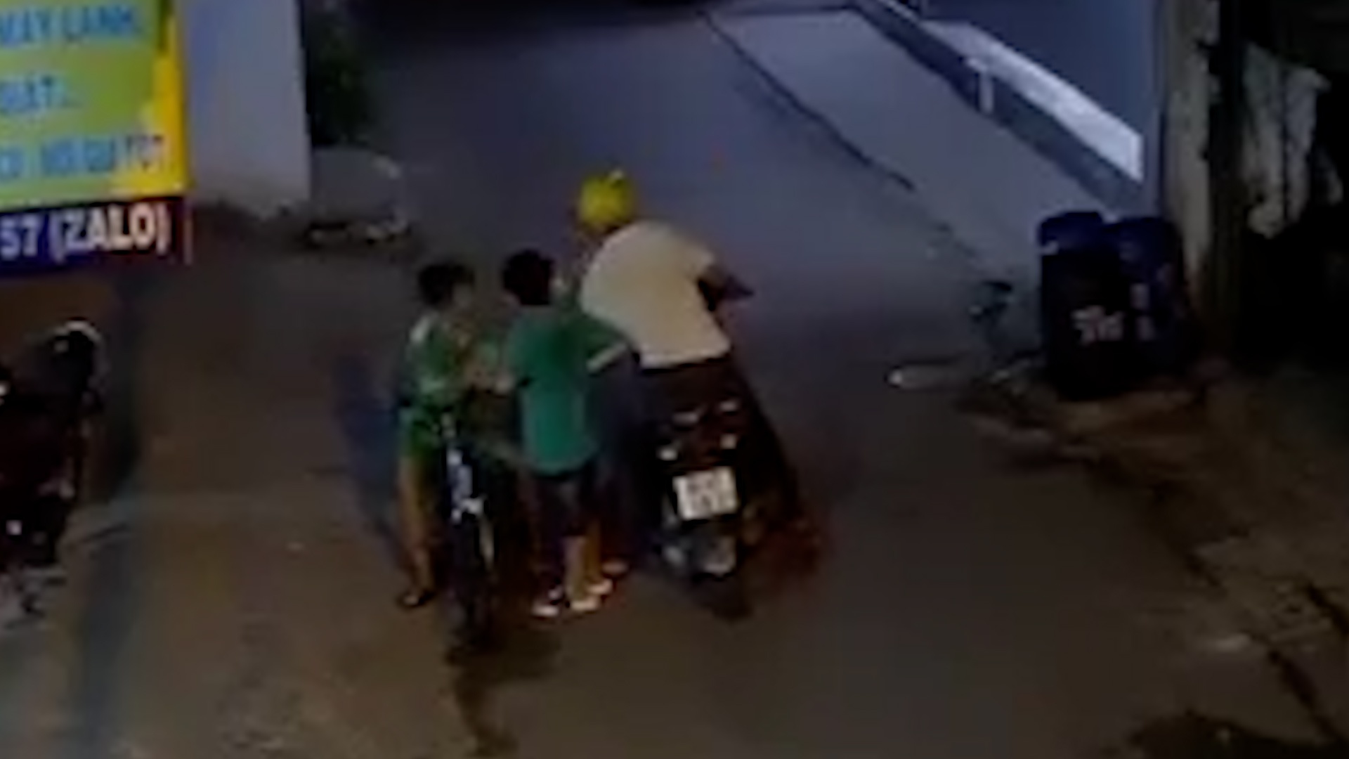 Nguoi dan ong giat dien thoai tren tay be trai hinh anh