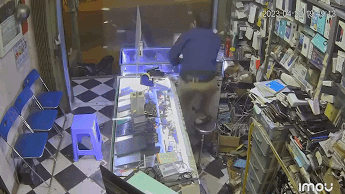 Nhay qua tu kinh duoi theo nam thanh nien lay dien thoai hinh anh