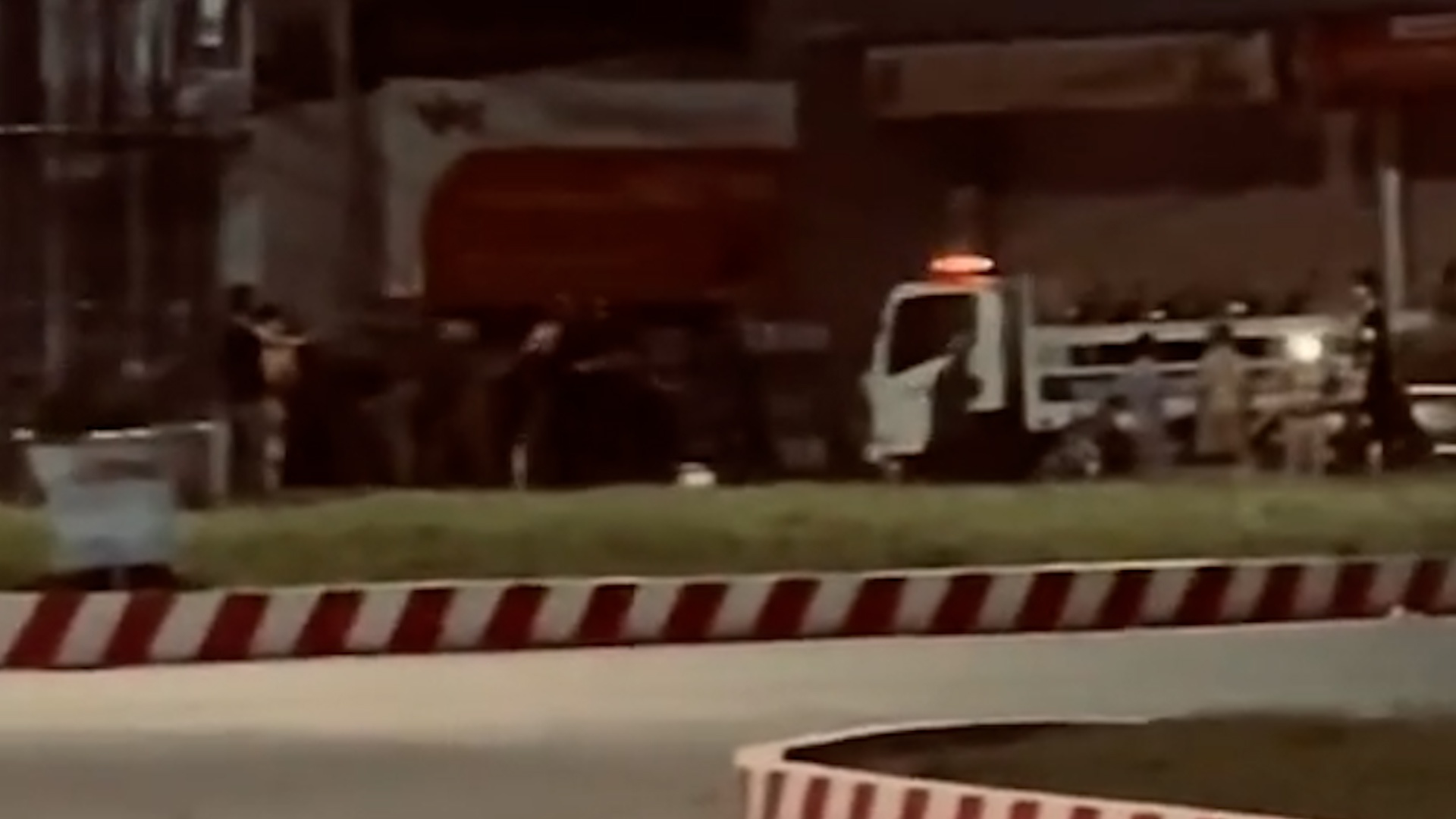 Canh sat no sung tran ap nhom nguoi gay roi hinh anh