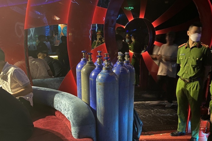 Ngan chan vi pham ve bong cuoi trong quan bar pho co dip nghi le 30/4 hinh anh