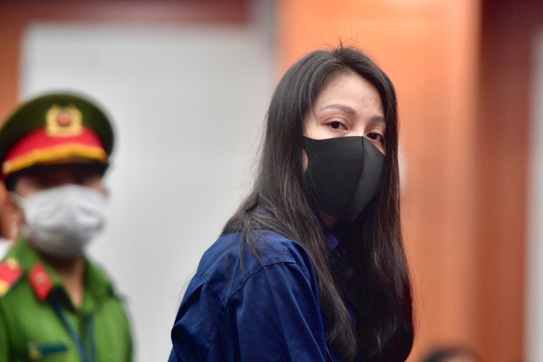 Canh sat dan giai cha va nguoi tinh bao hanh be gai den toa hinh anh