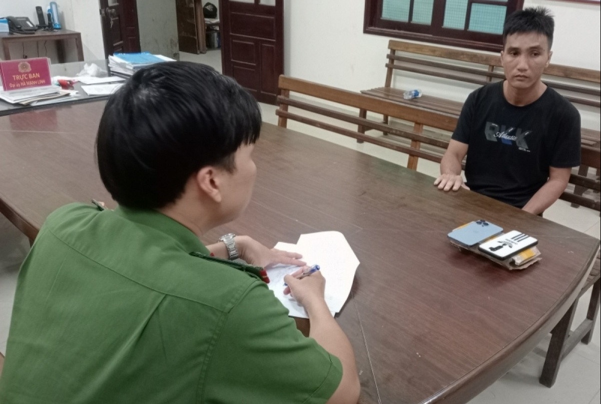 Cay cop xe trom tai san cua du khach tam bien hinh anh