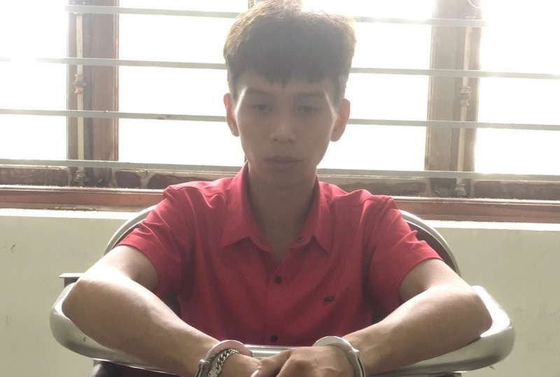 Nam thanh nien van chuyen ma tuy lien tuc thay doi cho o tron truy na hinh anh