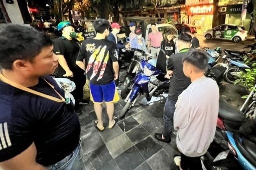 Nhom thanh thieu nien lang lach tren pho, gay roi trat tu cong cong hinh anh