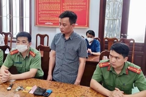 Bat tam giam can bo UBND TP Ha Giang hinh anh