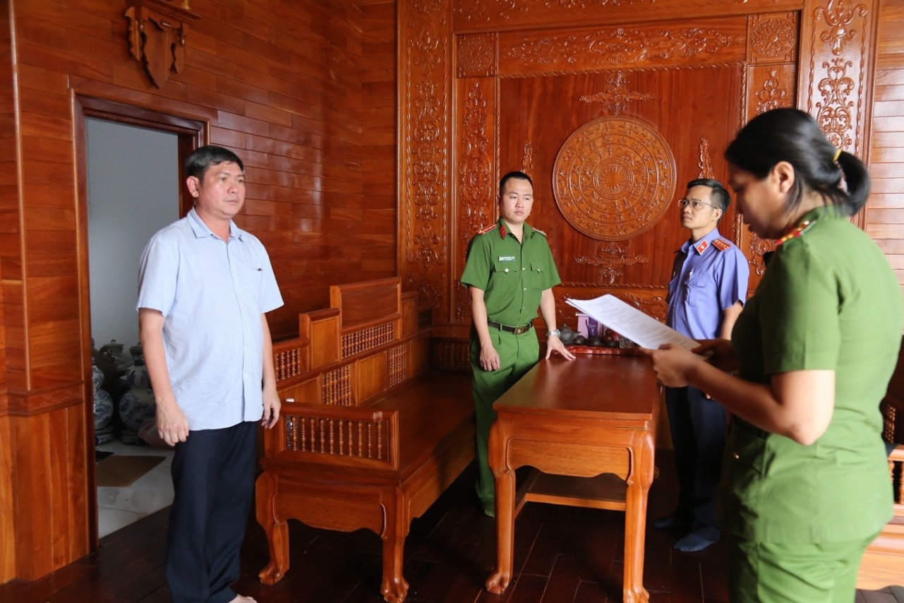 Chon 25.000 tan chat thai trai phep, giam doc cong ty moi truong bi bat hinh anh