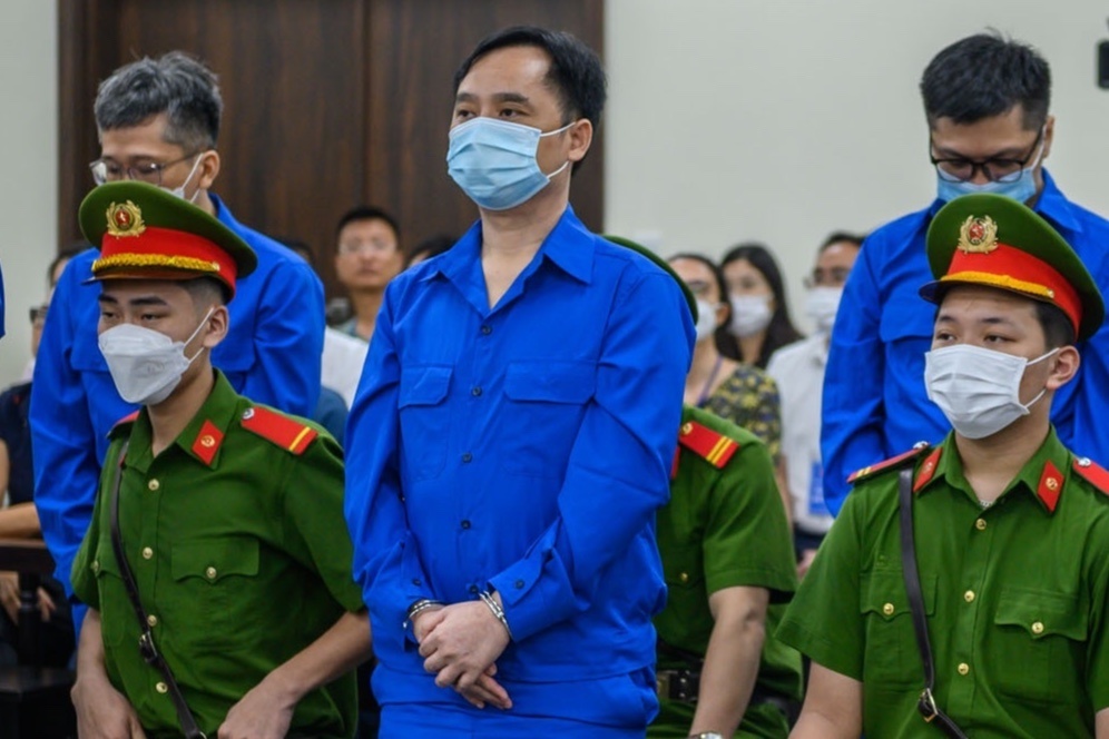 Chu tich Louis Holdings hau toa hinh anh