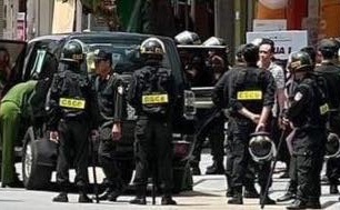 Canh sat xuat hien truoc nha Tuan 'than den' hinh anh