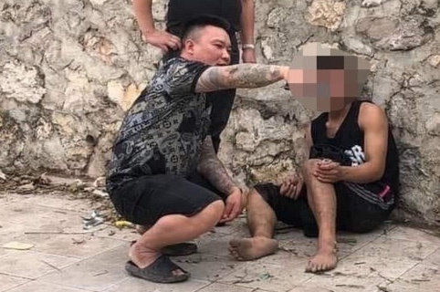 Co gai bi giat dien thoai khi di duong hinh anh