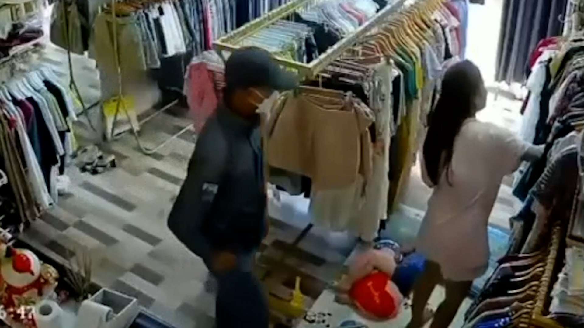 Chu cua hang quan ao bi nghi pham cuop ke dao vao co hinh anh