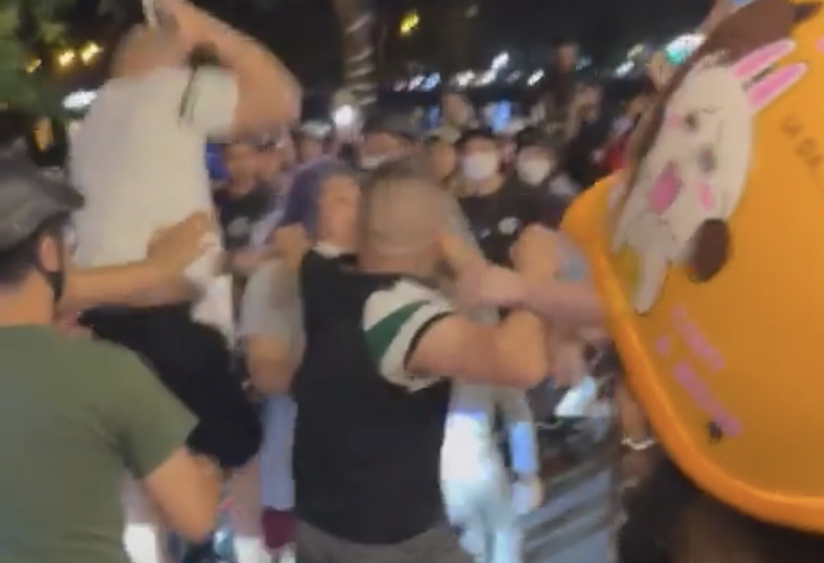 Nhom nguoi dan ong danh co gai o Ho Tay hinh anh