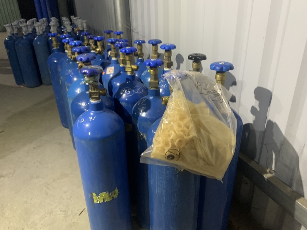 Bat qua tang nhom nguoi mua ban binh khi cuoi so luong lon hinh anh