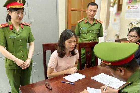Nhom nghi pham mua ban hoa don trai phep, thu loi hon 1,3 ty dong hinh anh