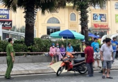 Nguoi dan ong dang chay xe bat ngo dung lai roi guc chet hinh anh