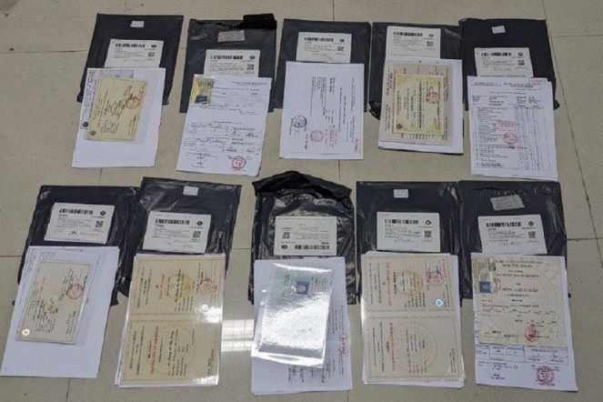 Chu buu cuc tu nhan cam dau duong day van chuyen giay to gia hinh anh