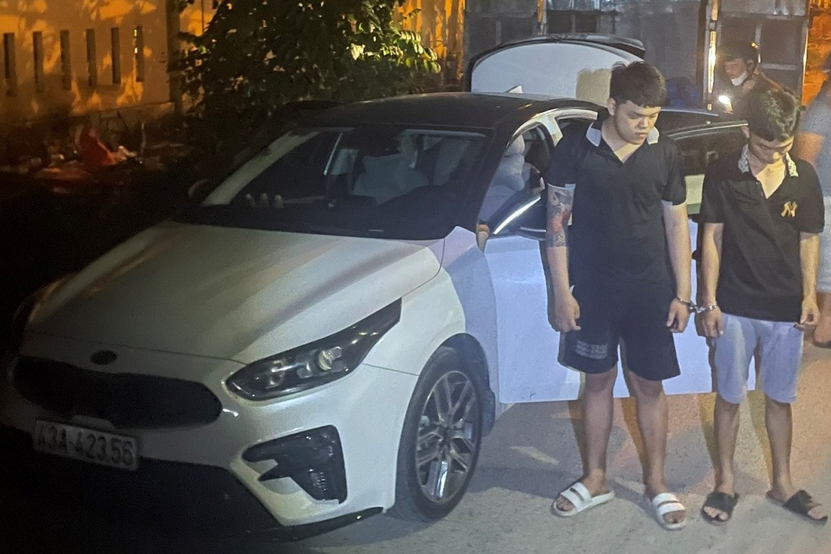 Tam giu 2 nam thanh nien dung oto van chuyen binh khi cuoi trong dem hinh anh