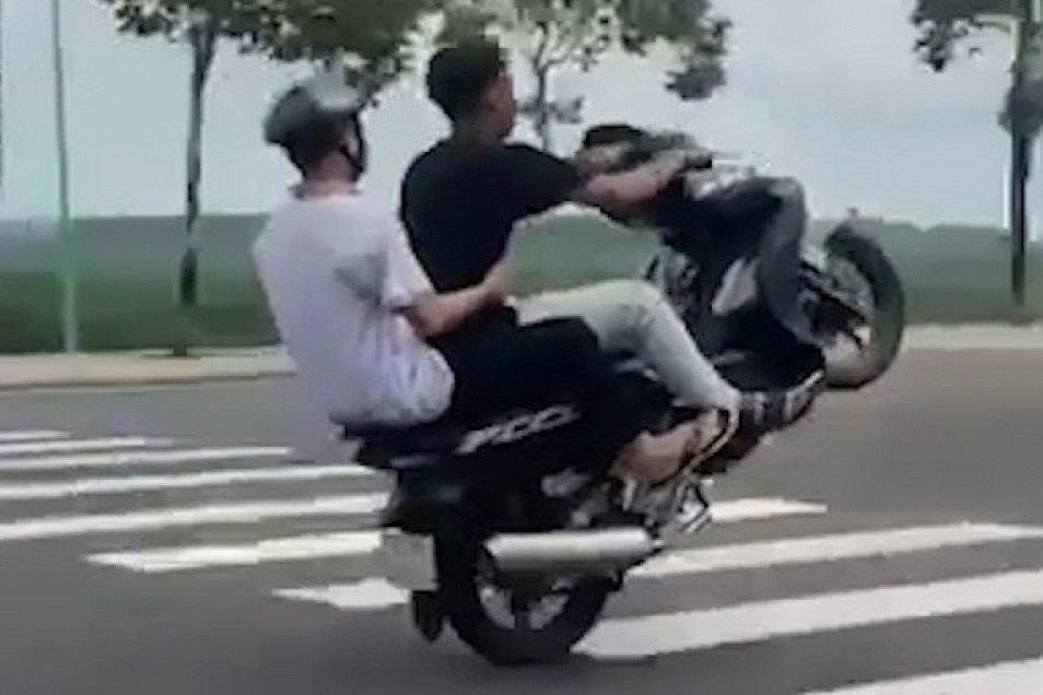 Xu phat 2 hoc sinh o Binh Phuoc chay xe boc dau roi khoe len Facebook hinh anh