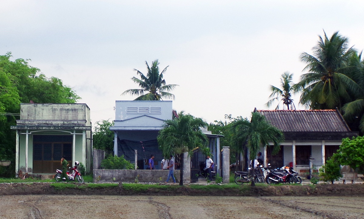 Nguoi dan ong chich dien vo ho vi khong cho ngu chung hinh anh