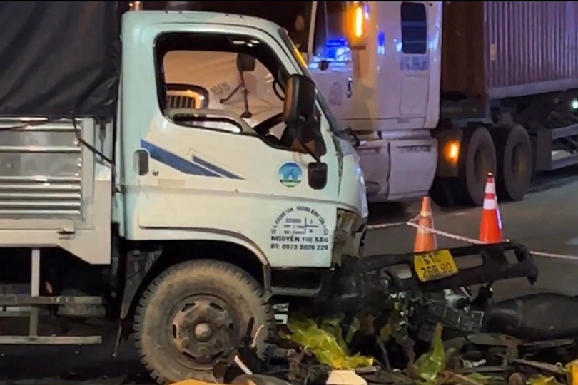 Xe tai tong hang loat xe may dung den do hinh anh