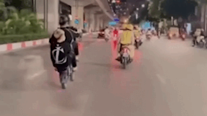 Hai thanh nien boc dau truoc xe cua CSGT hinh anh