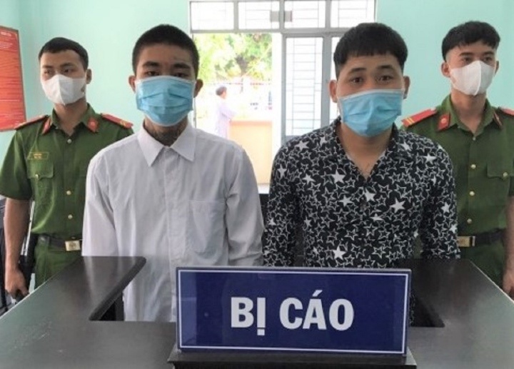 Cuop giat tai san cua cac cu gia ban ve so, 2 thanh nien lanh an tu hinh anh