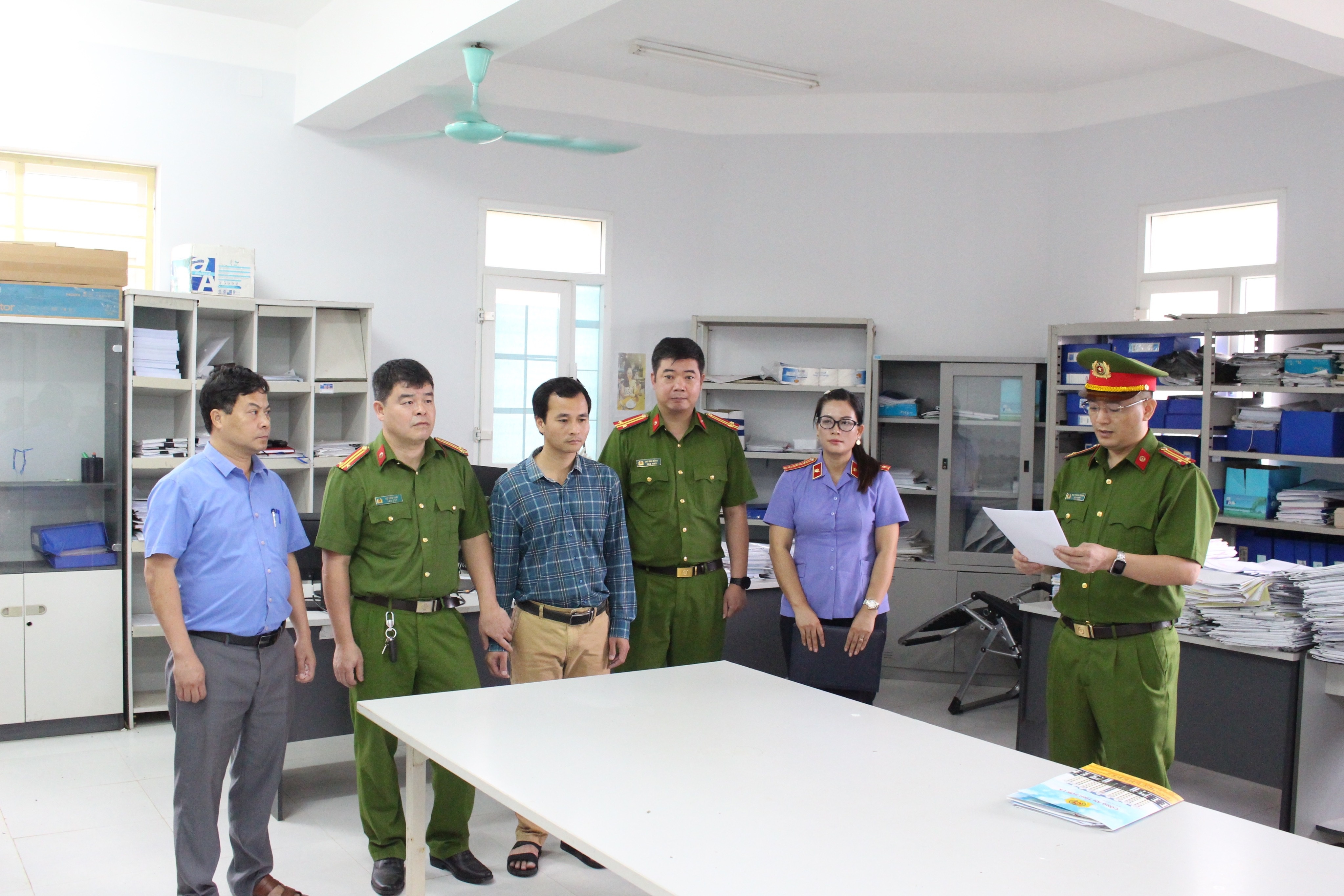 Bat tam giam pho giam doc trung tam thuoc Truong DH Tay Bac hinh anh