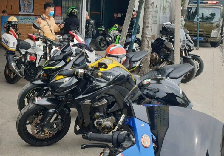 Xu phat nhieu tai xe doan moto phan khoi lon gay nao loan duong pho hinh anh